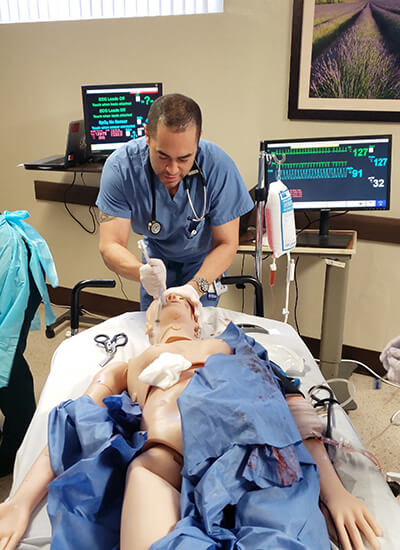 Student with simulation dummy